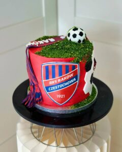 Tort z motywem sportowym ulubionego klubu piłkarskiego, idealny na urodziny.