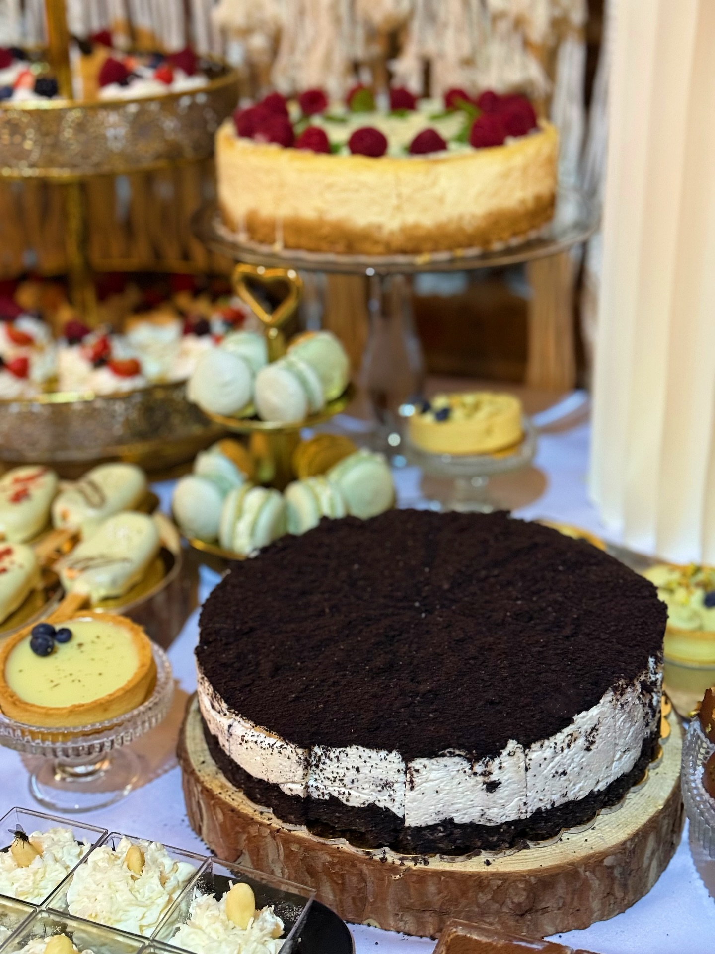 Grafika przedstawia kultowy sernik Oreo oraz słodki stół, czyli specjalności Artura Marka