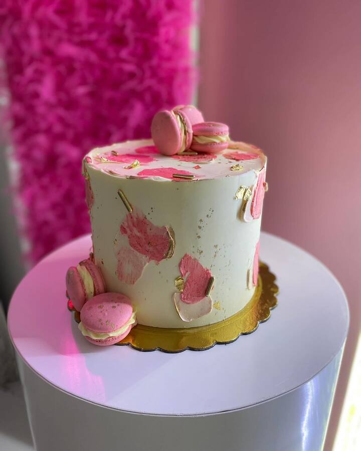 Torty artystyczny różowo biały z tynkiem dekoracyjnym cukierniczym, ozdobiony różowymi makaronikami - wykonany został przez Artura Marka , cukiernika z Częstochowy.