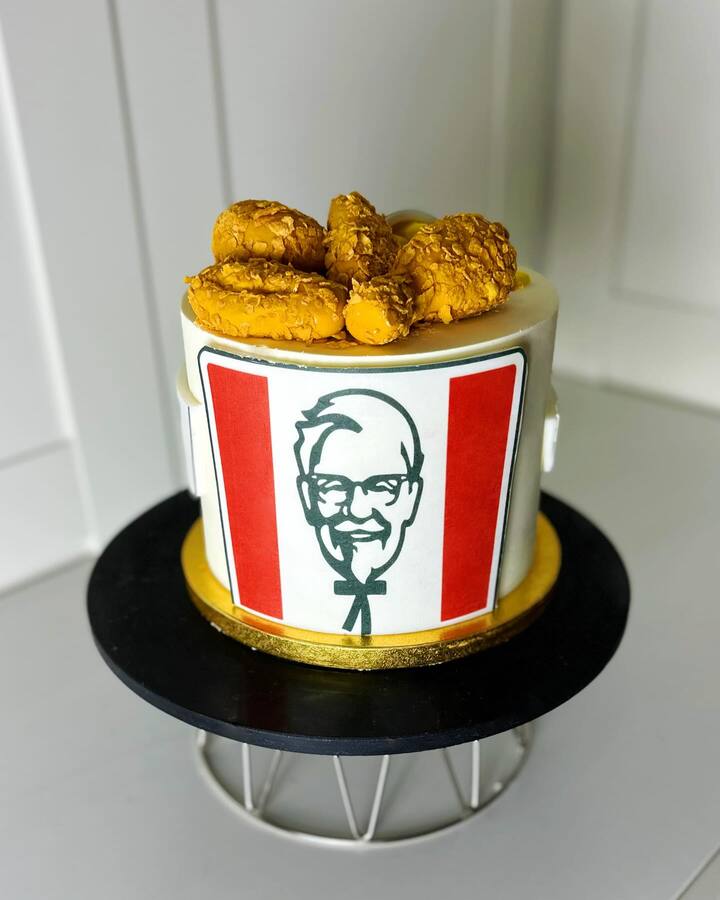 Tort w stylu KFC - słodka imitacja kubełka KFC z kurczaczkami.