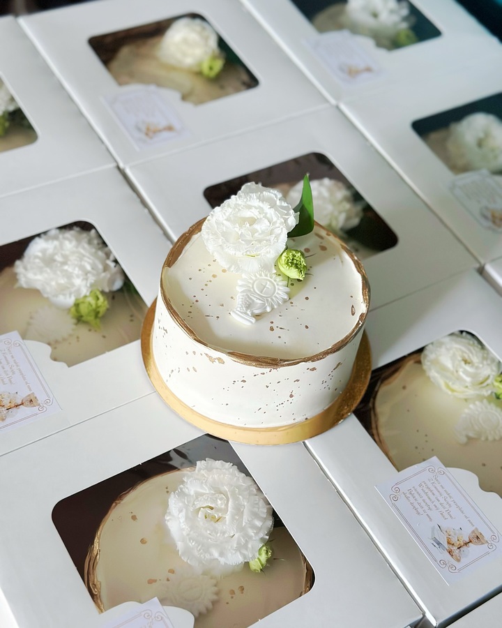 Monoporcje deserowe z kremem i dekoracjami ustawione na jasnym blacie