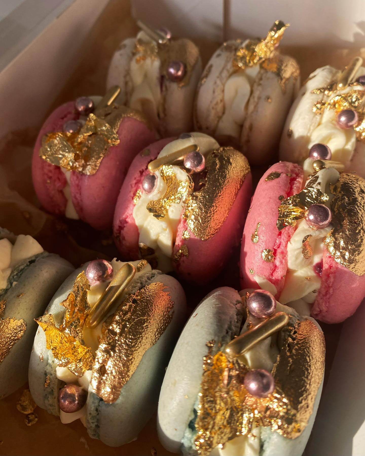 Kolorowe makaroniki zapakowane w zestawy jako słodki upominek dla gości