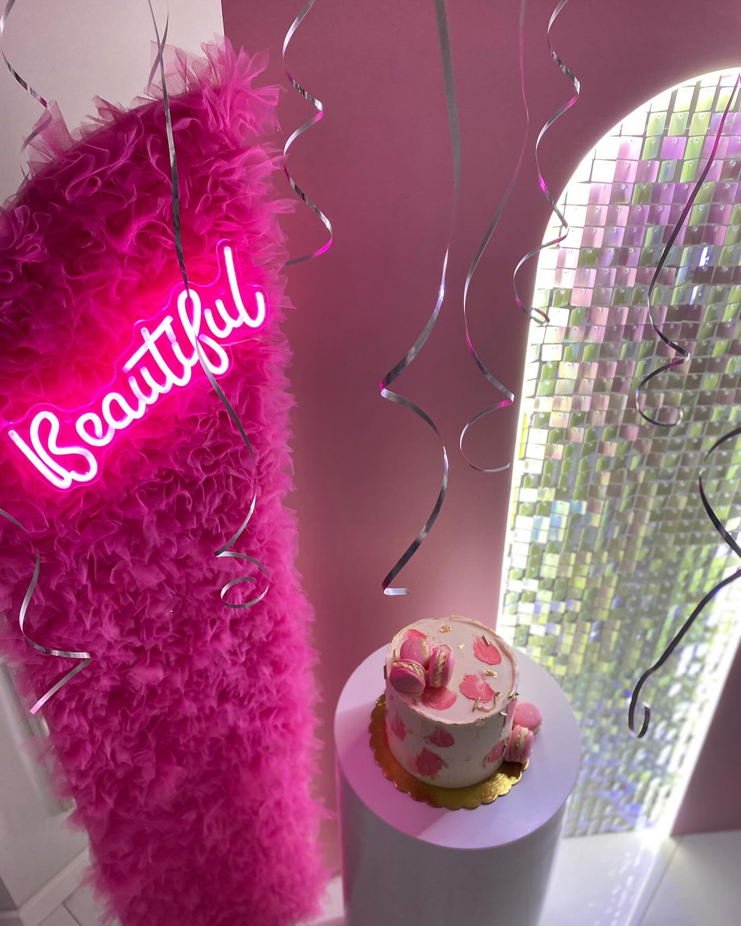 tort firmowy ozdobiony makaronikami Częstochowa